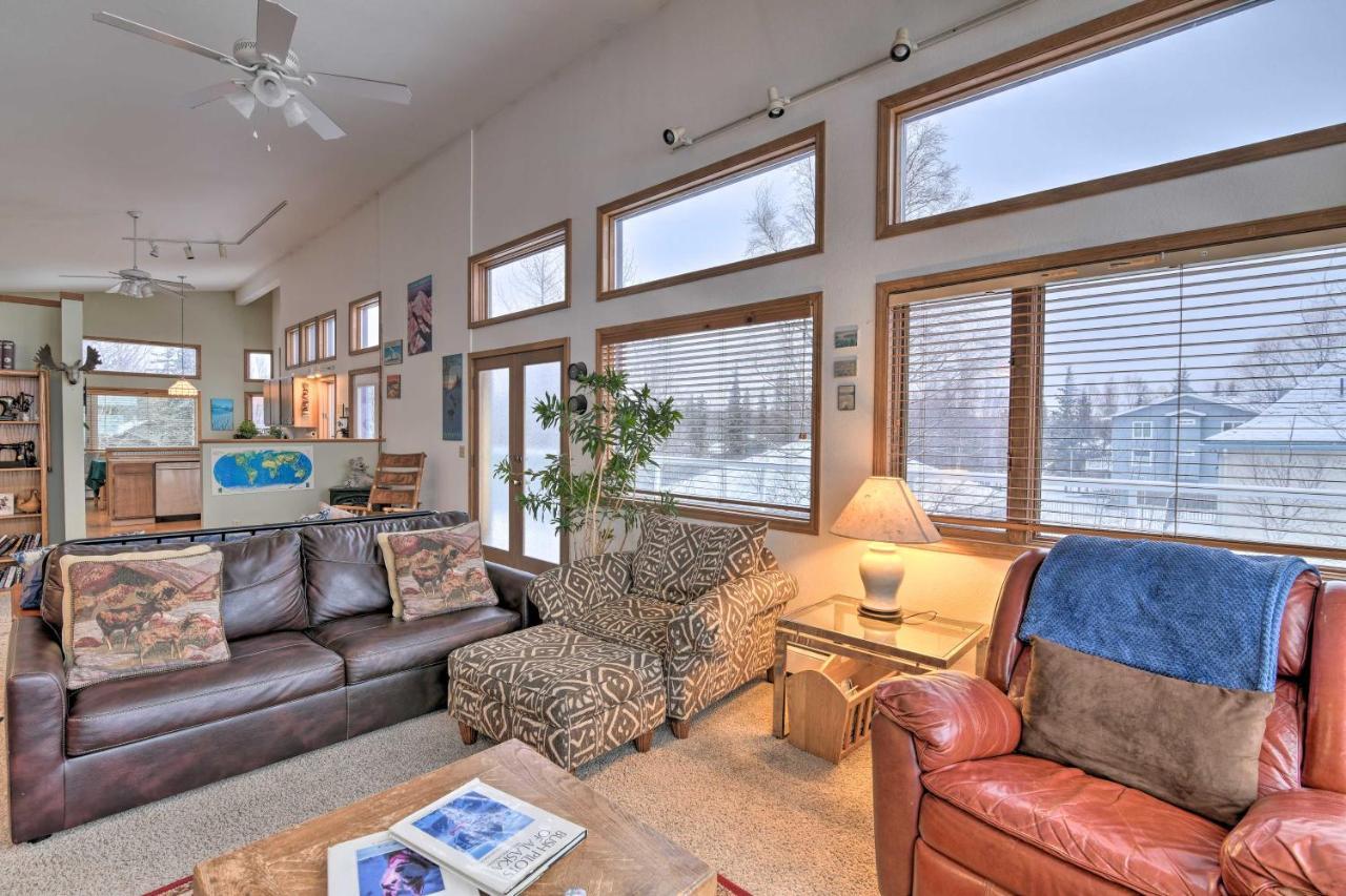 Spacious Family Home With Deck And Million-Dollar View Anchorage Exterior photo