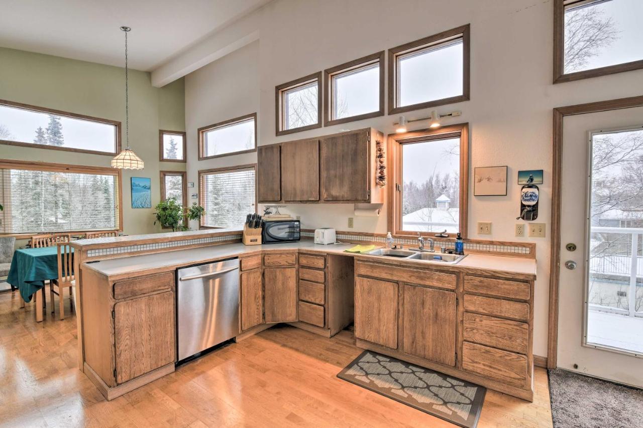 Spacious Family Home With Deck And Million-Dollar View Anchorage Exterior photo